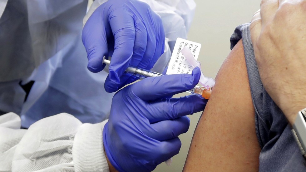 Företaget Moderna i USA har fått den andra fasen av klinisk testning av sitt covid19-vaccin godkänd. Snart inleds prov med betydligt större försöksgrupper.