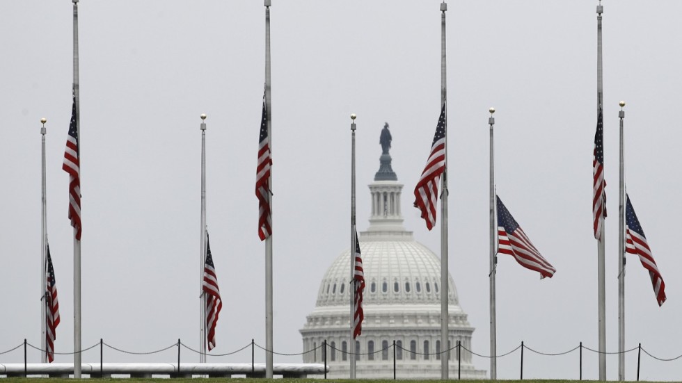Amerikanska flaggor på halv stång under helgen, president Donald Trump utropade tre dagars sorgedag under förra helgen för att hedra offren för covid-19 .