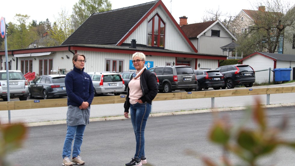 Malin Andersson och Birgitha Fernström, som jobbar på hemsjukvården respektive dagverksamheten Blåklinten, är frustrerade över att parkeringen utanför deras arbetsplatser står tom.