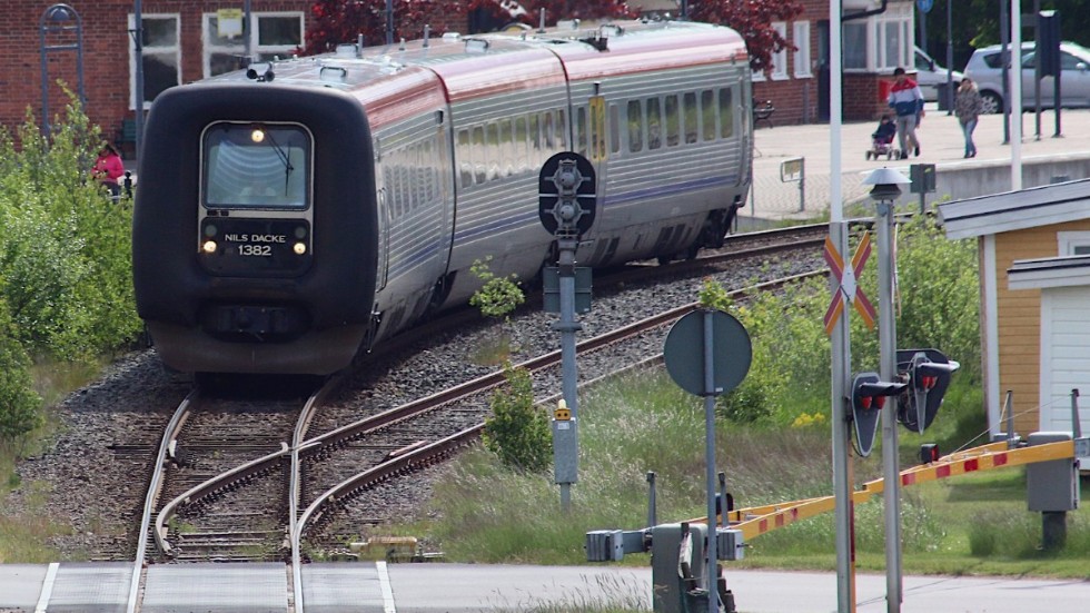 Tågresenärer som bor i Gullringen, eller Södra Vi, och vill till Linköping måste först åka åt fel håll, till Vimmerby. Om tågen stannade på de båda orterna skulle det gynna både de som vill åka till simhallen och möjliggöra arbetspendling, menar debattören.