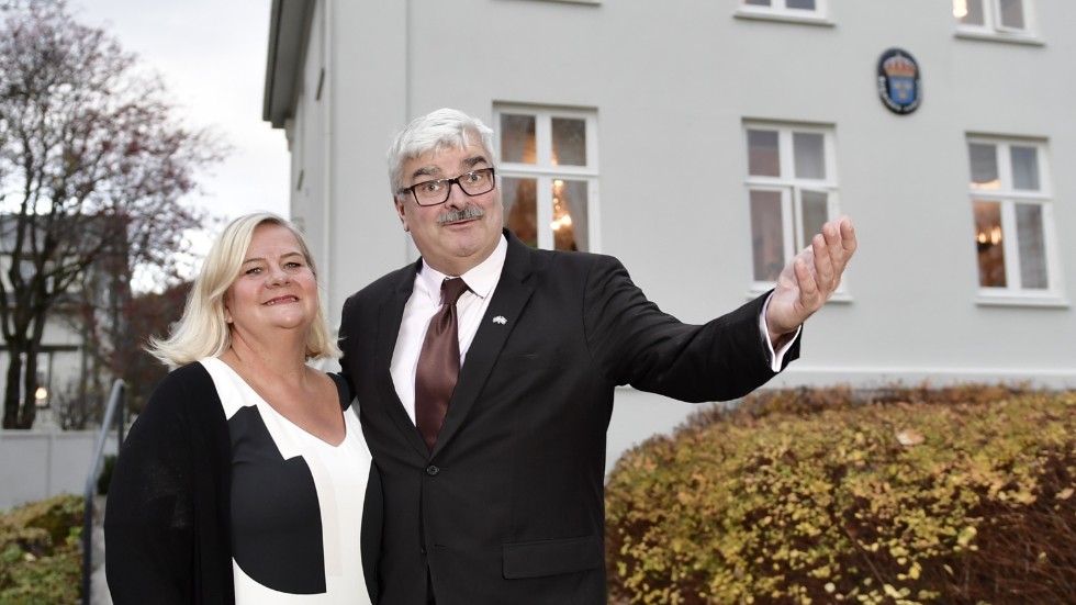 Håkan Juholt lämnas ambassadörsposten. Här tillsammans med sin hustru Åsa utanför residenset i Reykjavik. Arkivbild.