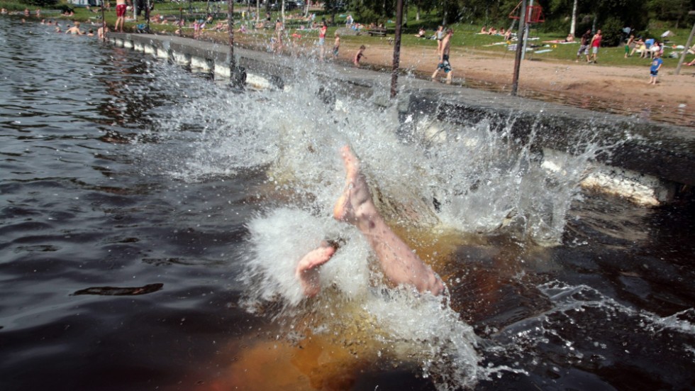 Sommartemperaturer på 23-27 grader i Vimmerby de kommande tio dagarna lockar till bad. Och det är fritt fram att bada, även om badvattnet vid en av badplatserna får en anmärkning i årets första provtagning av badvattnet.