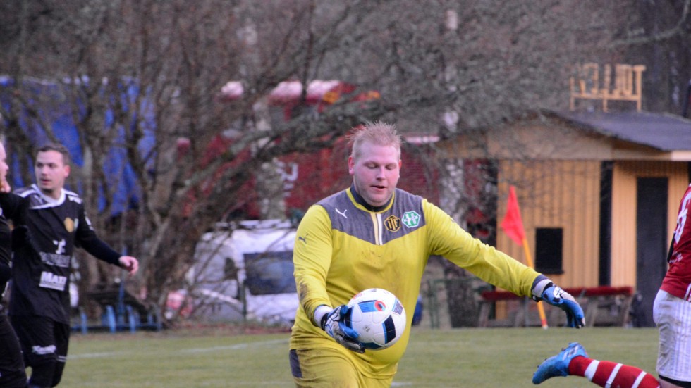 Spelande tränaren Robert Hagelin gjorde en bra match när Hjorted/Totebo spelade 1-1 i den första kvalmatchen. 