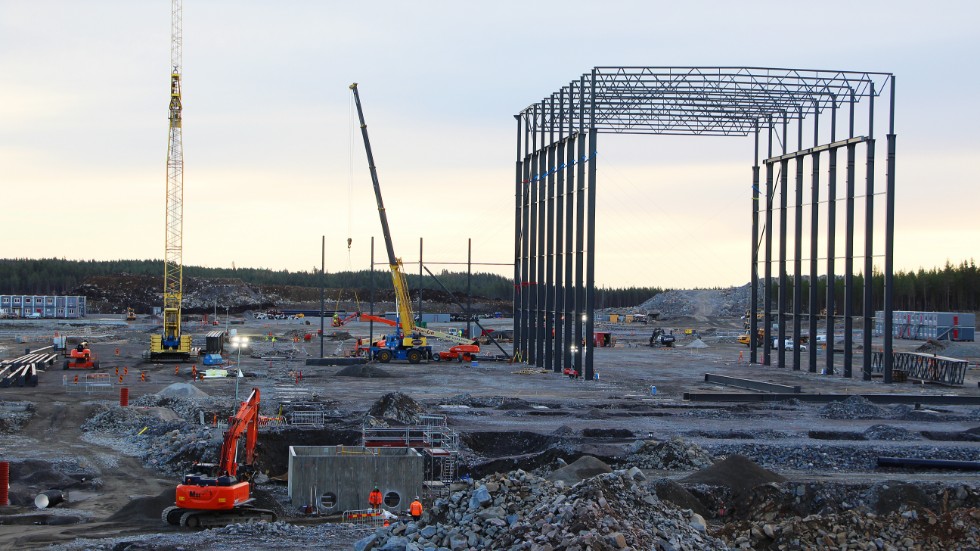 Skalet till Northvolts batterifabrik börjar ta form i utkanten av Skellefteå.