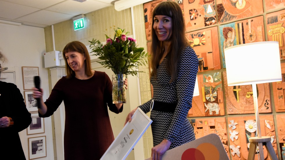 Mirja Unge mottog Eyvind Johnson priset på Bodens stadsbibliotek i lördags. "Jag är överväldigad", sade hon.