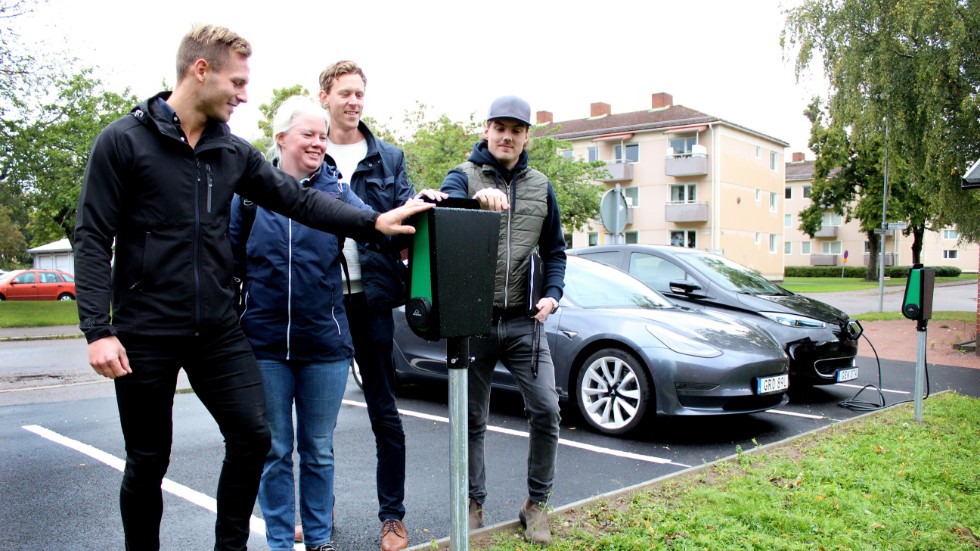 Att skaffa elbil är svårt för boende i lägenhet. Nu är det möjligt tack vare Wilhelm Stark, Jenny Gustafsson och Linus Öberg i styrelsen på Kungsvägen, samt Joel Sjösten, HSB-ombud.