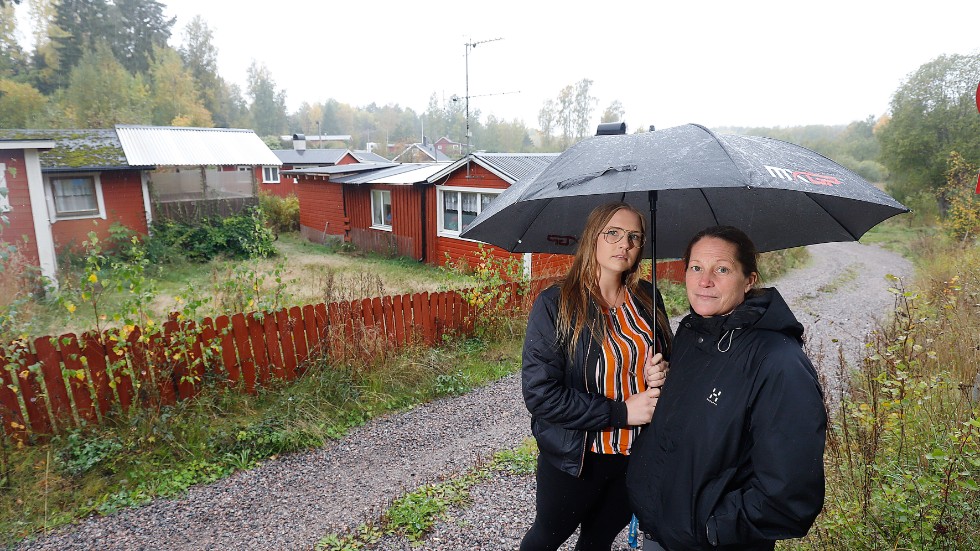 Sanna Ekström och Åsa Ekdahl bor permanent i Sandhem i östra Borsökna. De, liksom flera i tomtägarföreningen, reagerar över kommunens kostnadsförslag gällande nya vägar i området.