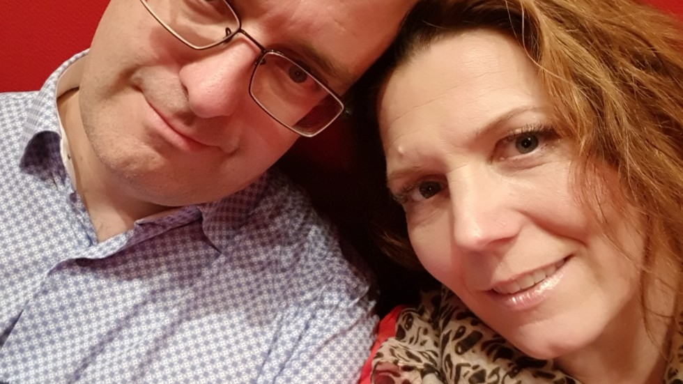 "Jag hade varit död om inte min man gjort hjärt-lungräddning på mig när jag föll ihop livlös i duschen", säger Jenny Edlund, HLR-instruktör. Här med sin man Mattias Edlund. 