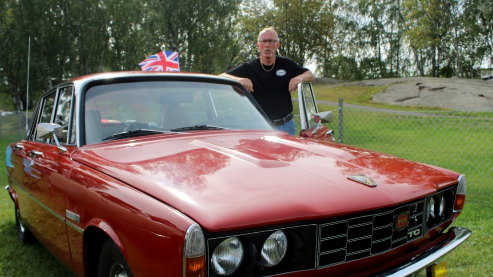 Jan Calner stannade till med sin röda engelska Rover på Vilbergsmarken. Bilen har en hemsk historia - i filmens värld.