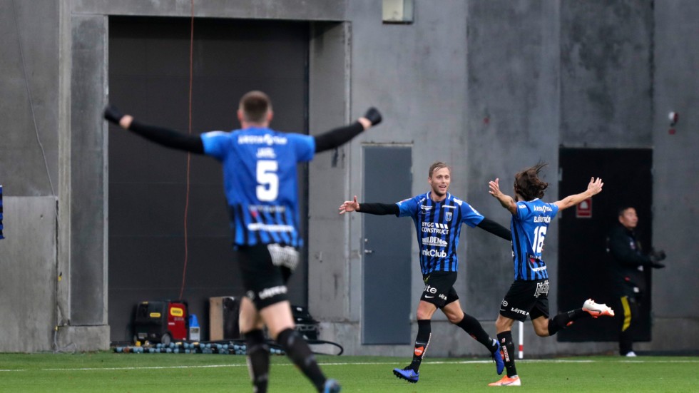 Axel Björnström gratuleras efter sitt 2–0-mål.