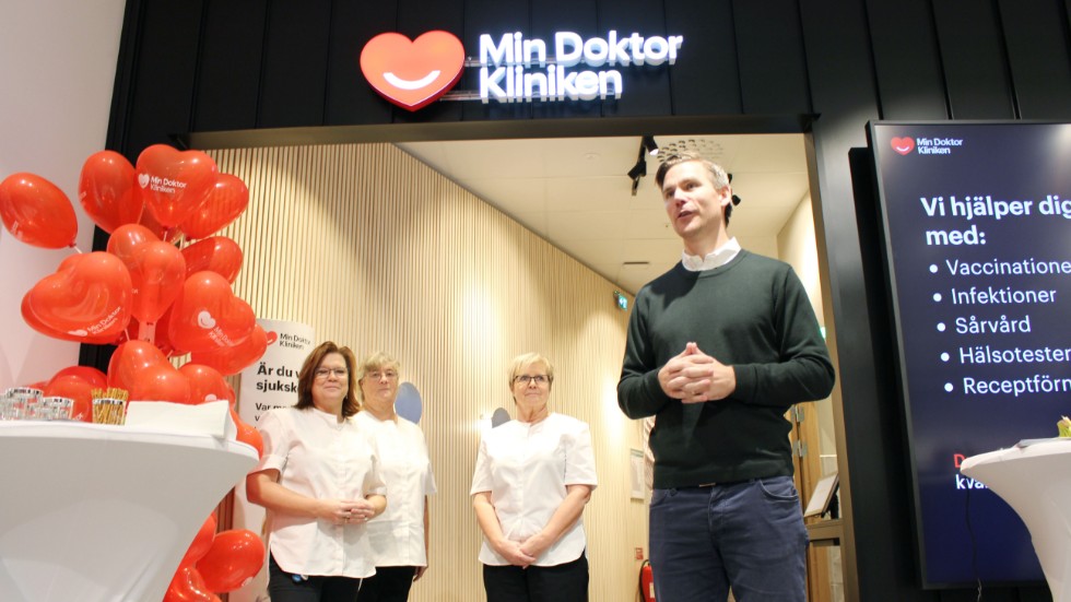 Olof Fredricson, affärsområdeschef för klinikverksamheten på Min Doktor, höll ett invigningstal på torsdagen. 