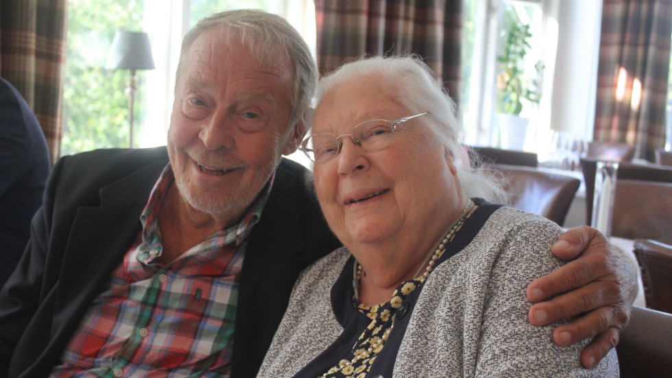 "En ära att få vara med här i dag", sa Anne-Maria Karlsson som började sin lärartjänst på Gnöttlerums skola 1954, två år efter sin lärarexamen. Här tillsammans med Kenneth Svärdmyr. 