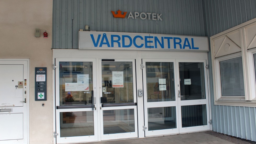 Efter att Apoteket kronan lämnat vårdcentralen i Överum står byggnaden helt tom. I en annons har byggnaden bjudits ut till försäljning.