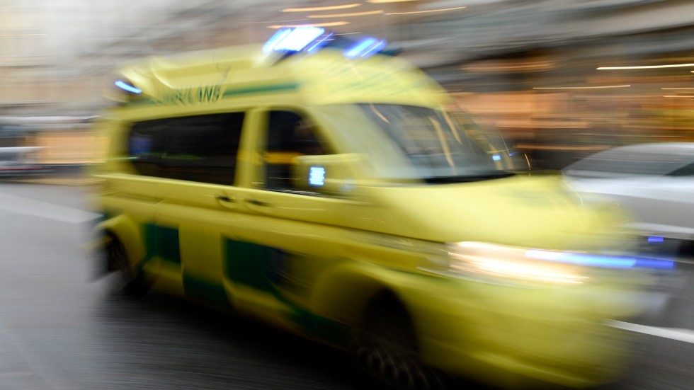 Ambulans förde en sexårig flicka till sjukhus på fredagseftermiddagen.