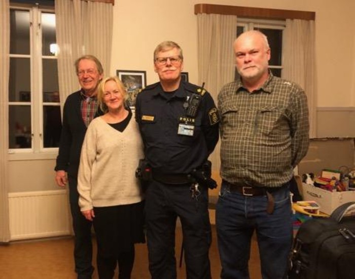 Erik Björklund, Matilda Börefeldt och Stefan Svensson, alla kontaktombud inom Västra Enebys grannsamverkan, tillsammans med polisinspektör Peter Viveland. 
