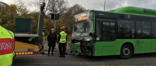 Olycka med buss och lastbil – flera skadade