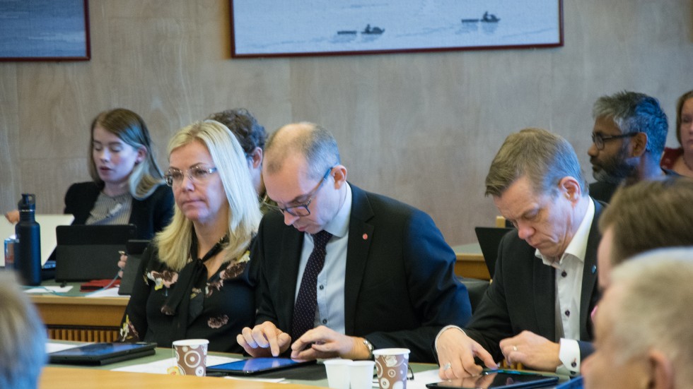 Kommunalrådet Niklas Nordström (S) och oppositionsrådet Anders Josefsson (M) är överens om att kommunens kostnader måste minska.