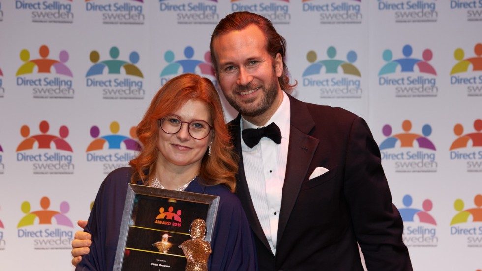 Maria Backman fick ta emot priset som årets säljare på en gala i Stockholm nyligen. Till höger Carl Henric Wallblom från Mary Kay.