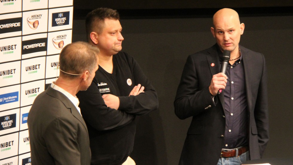 Vita Hästens tränare Tony Zabel (till höger) intervjuas av Mike Helber på scenen. Kollegan i Västervik, Mattias Karlin (i mitten) lyssnar.