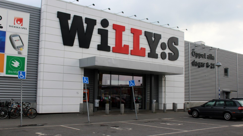 Många hundra liter glass tvingade Willys i Söderköping slänga efter åskan.