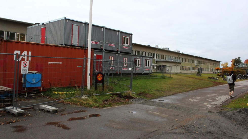 Västerviks gymnasium är fortfarande en arbetsplats. Arbetet har blivit försenat.