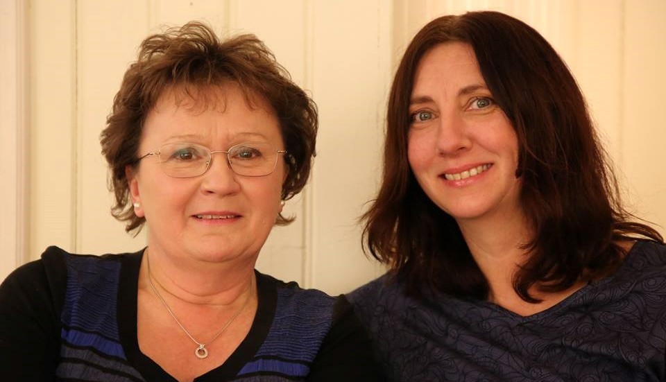 Karin Jakobsson (till vänster) medverkar på Lilla Tellus bokmässa i Linköping. Agneta Frisk (till höger) är skapare av illustrationerna i Karins bok.  