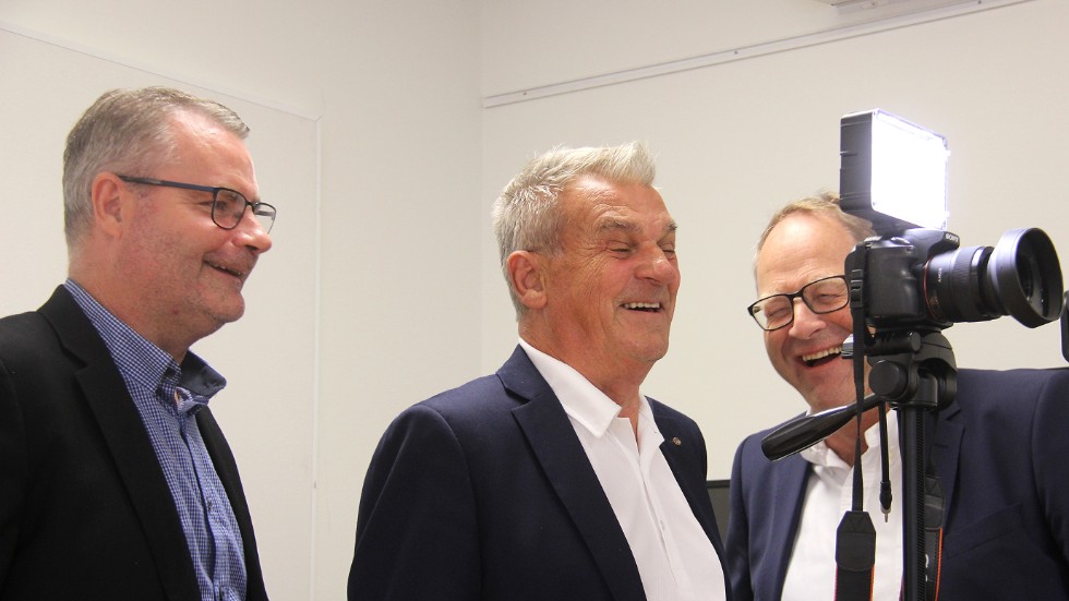 EP:s försäljningschef Fredrik Lindberg gläds tillsammans med programledarna Arne Wåhlstedt och Per Andersson.