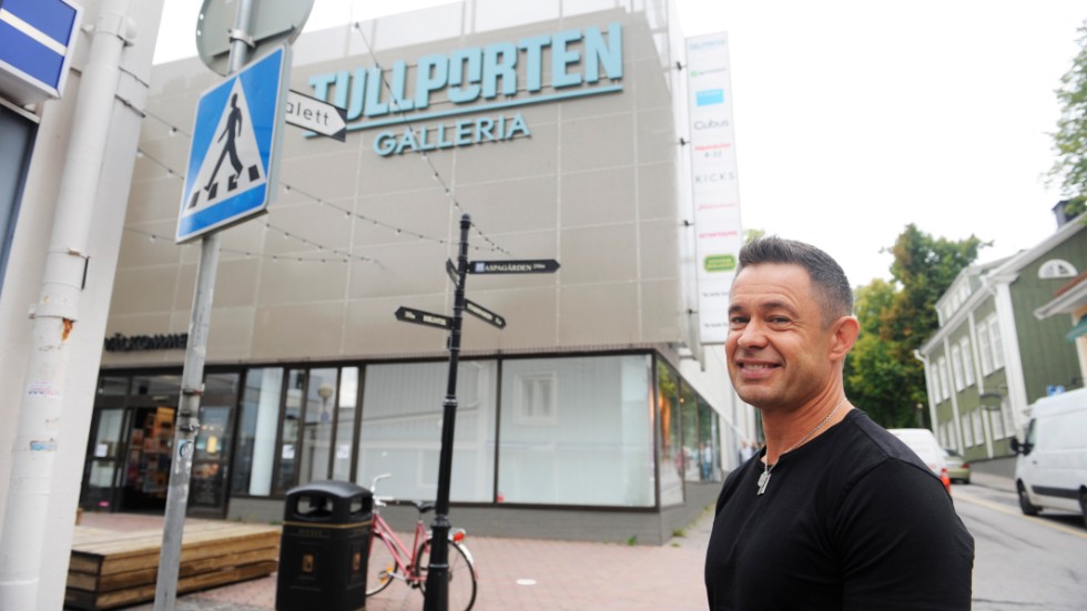 Två nya verksamheter flyttar snart in i Galleria Tullporten på Storgatan. Gallerians förvaltare Marcus Jacobi berättar om servering i skyltfönstret bland annat.