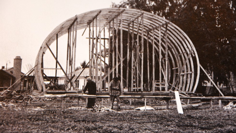 Bygget av scenen som i folkmun kallas Örat. Bilden är från 1956. 