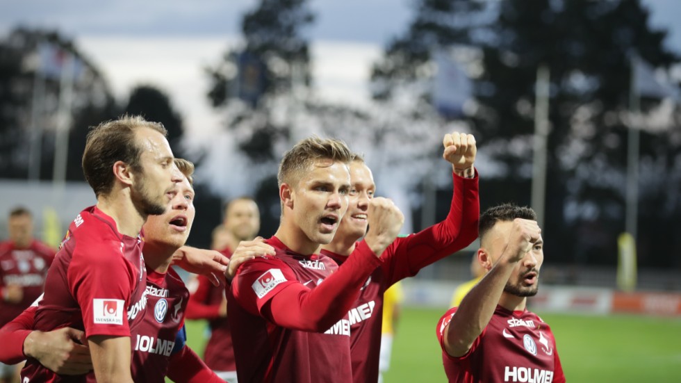 IFK Norrköpings spelare jublar efter Christoffer Nymans straffmål till 2-0.