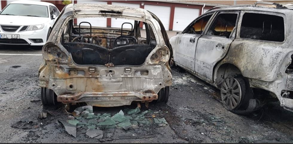 29 september. Flera bilar skadas i en brand i Vidingsjö. 