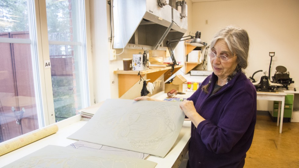"Innan jag kom till Luleå bad jag en vän rita av min siluett som jag sedan överfört till linoleum", berättar Hildegard Skowasch som ständigt har nya idéer som hon vill förverkliga. 