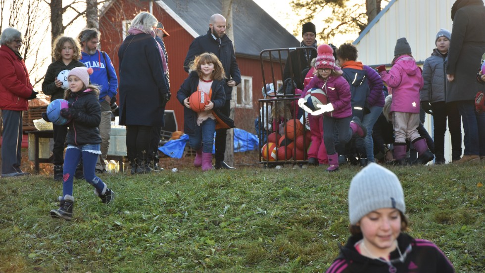 Barn och vuxna invigde multiarenan i Gunnarsbyn med att kasta in bollar på planen. 