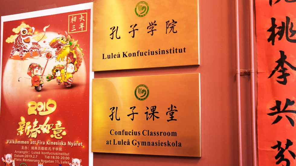 Brytningen med Konfuciusinstitutet måste formuleras tydligare och skarpare, anser flera av Luleås oppositionspartier. Bilden visar entrén vid klassrummet i gymnasiebyn.