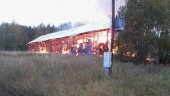 Två byggnader fattade eld - en brann ner