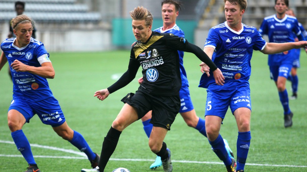 Adam Samuelsson gjorde två mål när Malmslätt fick en kanonstart på kvalet till division 3. Maik vann med 7-0 mot Aneby. 