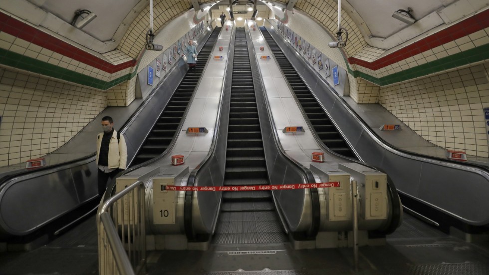 Den annars folktäta tunnelbanestationen Piccadilly Circus i centrala London, på fredagen.