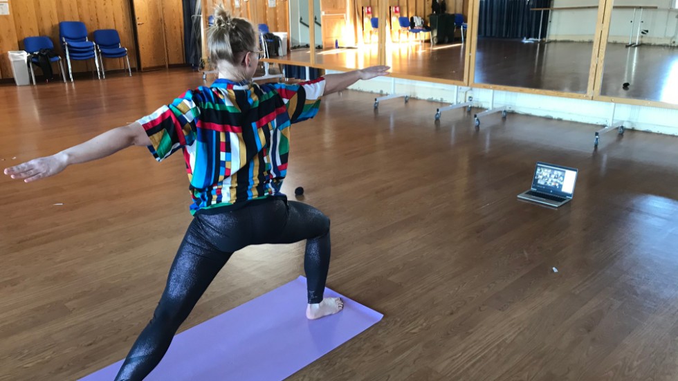 Danspedagog Kajsa Lundahl håller yogapass via länk med sina gymnasieelever. "Vi har mjukstartat och det fungerar bra".
