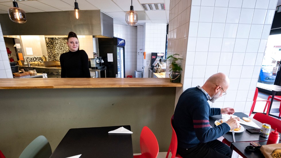 Natalie Hallbäck på restaurangen Stippes i Malmö där man satt bord framför bardisken för att anpassa sig till de nya reglerna får att minska risken för spridning av coronaviruset.