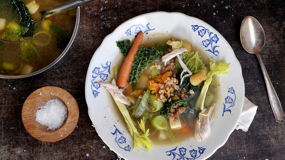 Ta vara på skrovet och koka en härligt mustig buljong med grönsaker och gryn. Överblivet kycklingkött åker också i.
