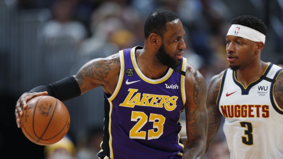 Los Angeles Lakers superstjärna LeBron James (till vänster) kan få spela klart säsongen i Las Vegas. Arkivbild.