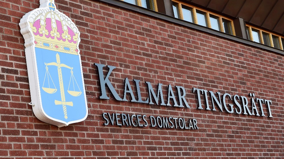 Häktningsbeslutet i Kalmar tingsrätt ger åklagaren rätt att belägga 25-åringen med restriktioner. Bland annat får han inte sitta tillsammans med andra eller ta emot besök under utredningens gång.