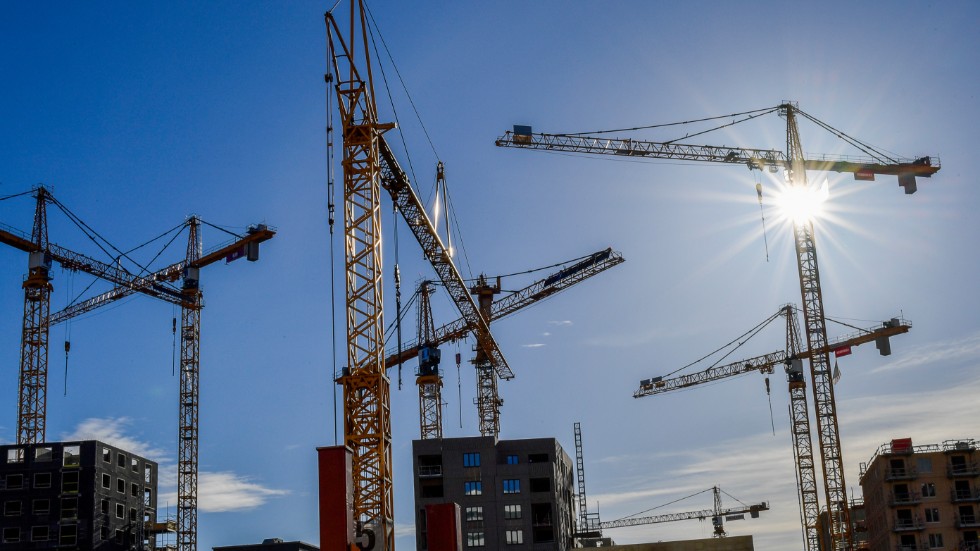 i Sverige väljer högern att helt ta sin hand från bostadspolitiken, i en blind tro att marknaden ska lösa allt, skriver Richard Mellberg och Johan Lindholm, Byggnads.