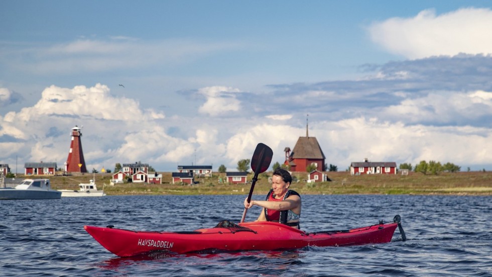 Paddling i kajak är bara en av många aktiviteter som finns på ön Malören i Västerbotten.