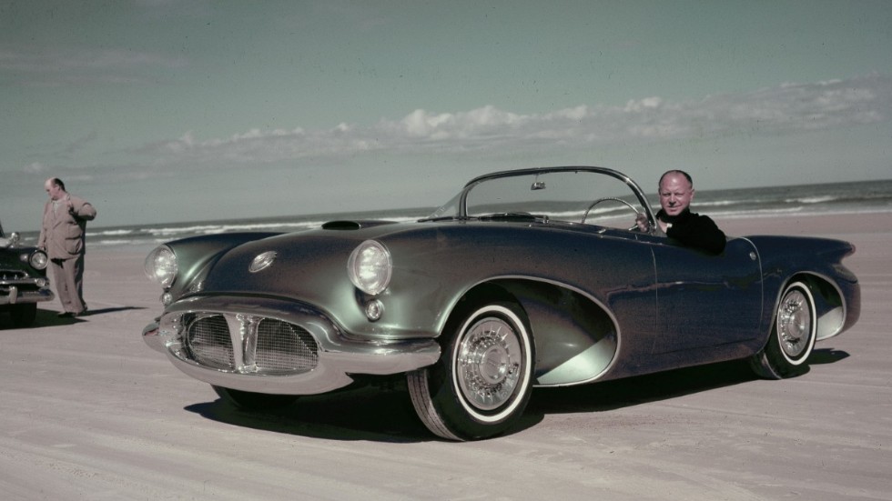 Pionjären inom bildesign Harley Earl sitter i en Oldsmobile från 1956.