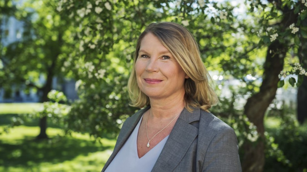 Charlotta Friborg är ansvarig chef för SVT: s nyheter. Hon agerar klokt och moget när det gäller behovet av breda vinklar och flöden i nyheterna. Det avgörande förtroendet ligger i potten. 