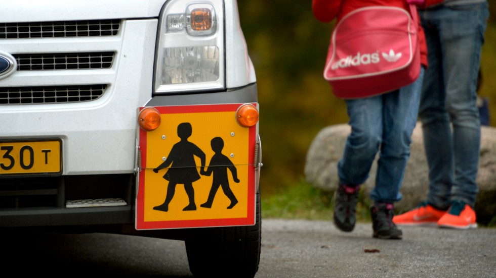 Att tvingas ägna flera timmar varje dag åt att ta sig till och från skolan är orimligt, menar en tidigare elev vid Loftahammars skola.