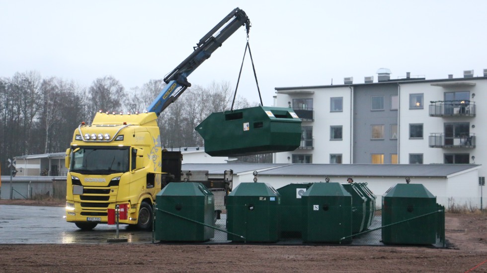 "I förslaget säger man att de ska avvecklas på sikt, men det är fortfarande inte helt spikat", säger Eva Karlsson, renhållningsingenjör på ÖSK, om dagens återvinningsstationer.