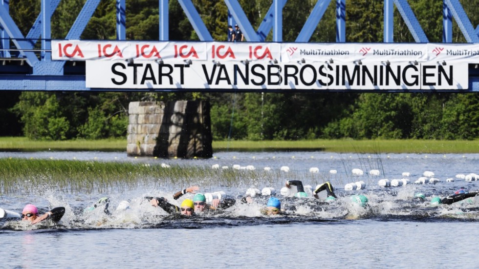 Vansbrosimningen betalar tillbaka halva startavgiften om inte loppen kan avgöras i sommar. Arkivbild.