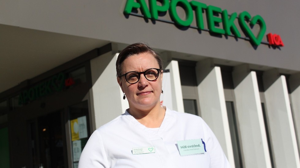 Vårvädret kom som på beställning. "Det känns inte så svårt att be kunderna att köa utomhus", säger apotekschef UIrika Essén, som väntar på plexiglasskydd till Apotek Hjärtat Vimmerby.